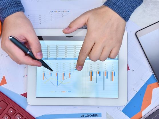 Analiza kosztów i zysków inwestycji w technologie obniżające emisje: klucz do zrównoważonego rozwoju